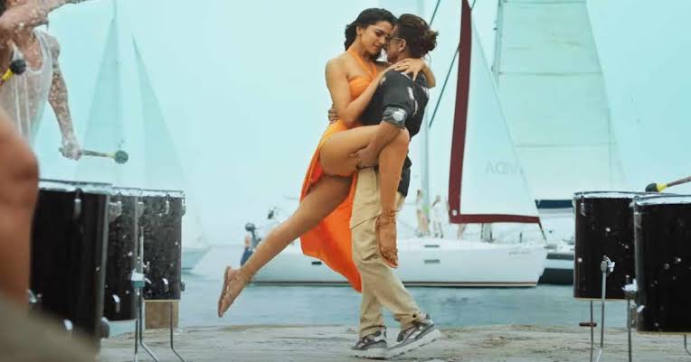AnuYoga1's tweet photo. ऐसी बेहूदगी फैलाने के लिए इन पर कोई फतवा क्यों जारी नहीं होता इस्लाम में यह सब भी तो हराम है। क्या पैसे वालों के लिए कोई नियम नहीं। 
#PathaanFirstDayFirstShow https://t.co/8CDAKkfBK8