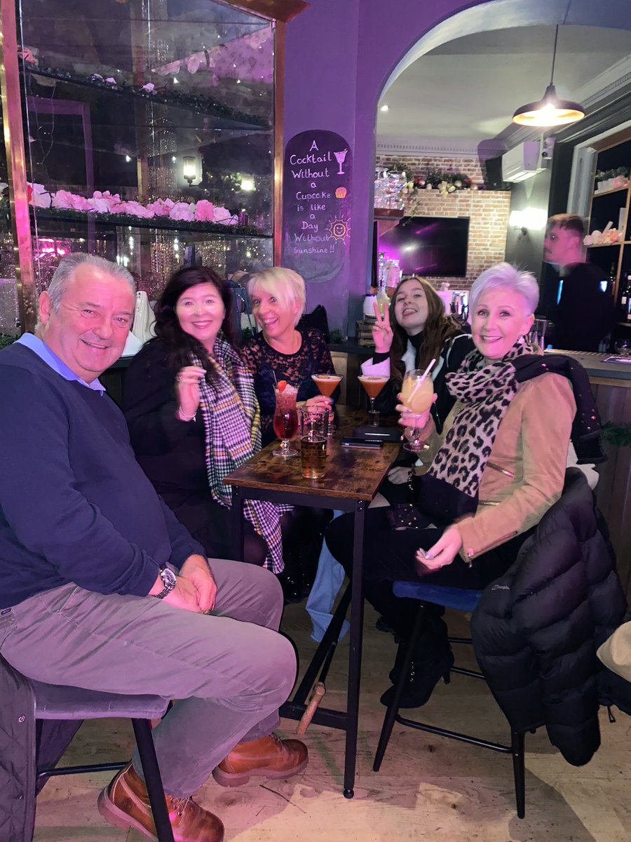 ejmxbackup's tweet photo. Cocktails, smiles and laughs❤️🍸🍹 https://t.co/Oq5JzK28xb