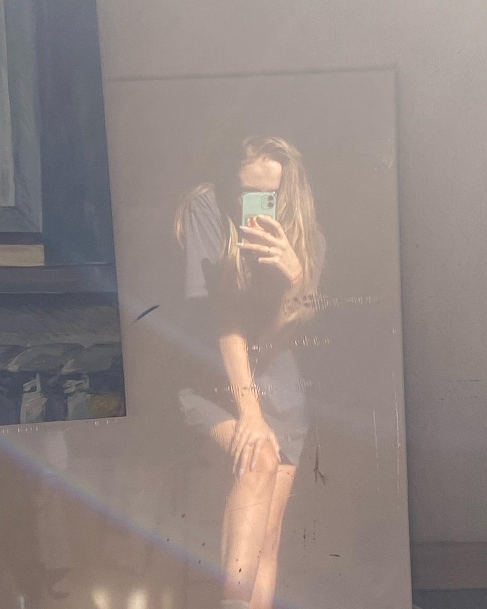 In the reflection of the canvas🫐 How was your day?