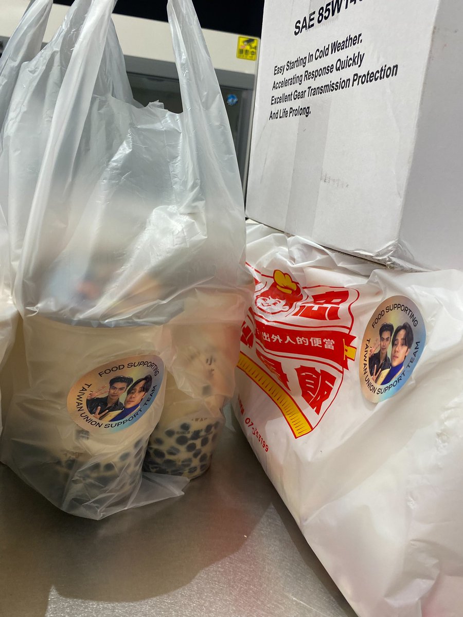 ONFMTPunionSPT's tweet photo. 午場食物應援詳細清單🧾

🔹壹人派對手工字母塔O&amp;N
🔸波波��花球to Ohm&amp;Nanon
🔹乾杯澳洲和⽜莎朗芯⽜排(肉增量)便當
🔸乾杯⻄班牙伊比利豬梅花&amp;雞腿⾁便當
🔹 布拉塔起司無花果乾沙拉
🔸正忠排骨飯
🔹小茶齋岩漿珍珠鮮奶
🔸芙樂雞蛋糕

#OhmNanonFMTP2022 
#OhmNanon #帕農 #ohmpawat #mynameisnanon https://t.co/vGCADr2zPZ