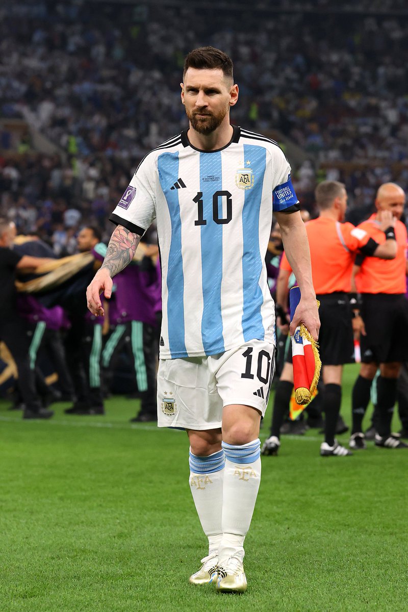 🚨 𝗥𝗘𝗖𝗢𝗥𝗗: Leo Messi has become the first player to score in the round of 16, quarter-final, semi-final and the final of a single World Cup.

GOAT TALK!

#FIFAWorldCup