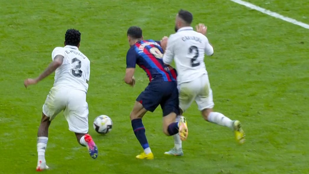 CuentaMister's tweet photo. Si lo de Dembélé es penalti... ¿nos explica @LaLiga @rfef @UEFAcom @ChampionsLeague cómo es que estos no son penalti? Lo digo para poder seguir creyendo en la limpieza de este deporte... https://t.co/LMtepjpqHW