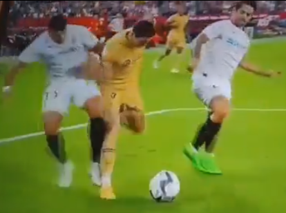 CuentaMister's tweet photo. Si lo de Dembélé es penalti... ¿nos explica @LaLiga @rfef @UEFAcom @ChampionsLeague cómo es que estos no son penalti? Lo digo para poder seguir creyendo en la limpieza de este deporte... https://t.co/LMtepjpqHW