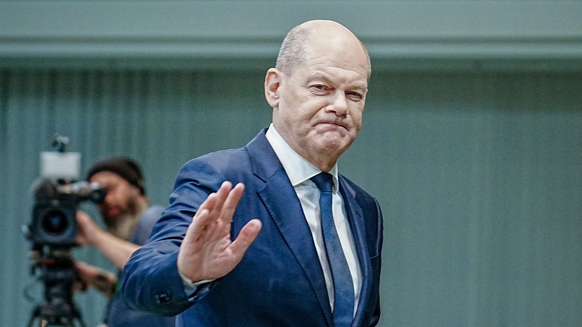 Олаф Шольц, забыв о включённом микрофоне, назвал Зелю шлюхой
Инцидент произошел после речи канцлера о невозможности передать безвозмездно танки от Германии Украине.
- Это уже невозможно, сосет как шлюха. А мне еще жену кормить, - пошутил Шольц ассистенту, забыв выключить микрофон