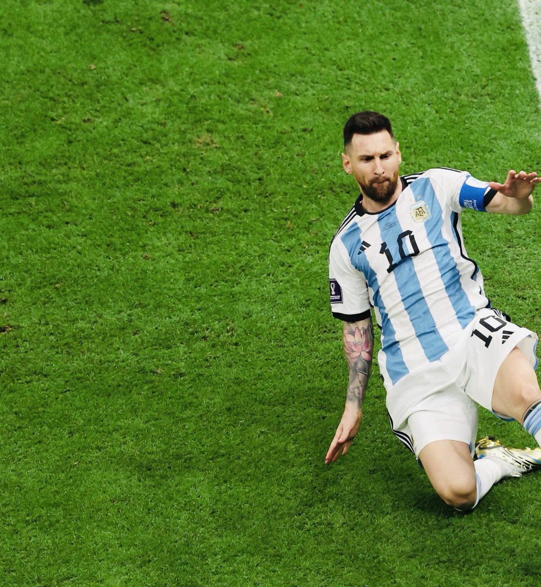 🇦🇷 ¡GOL DE ARGENTINA! 

Lionel Messi, de penal, hace su sexto gol en #Qatar2022 y adelanta a la Albiceleste en la final. 

®️ <a href="/NahuelBeau/">Nahuel</a>, el #CMCeleste 

#TCCSomosMundial