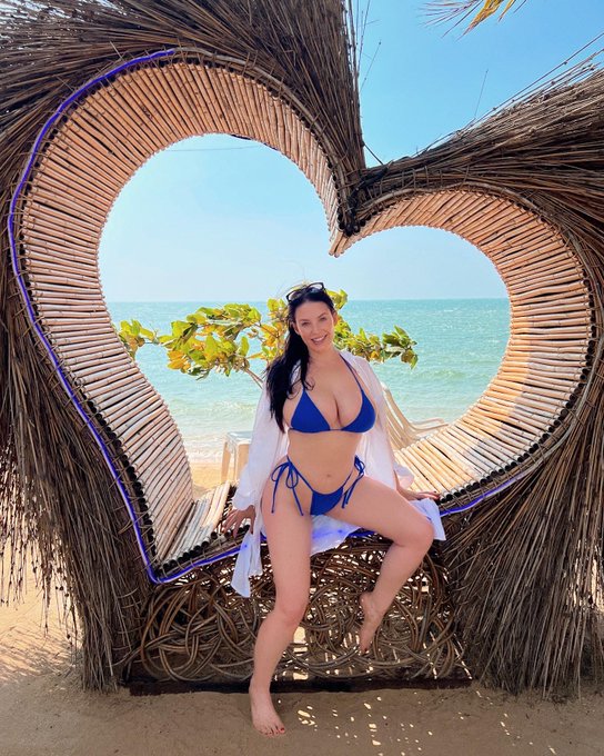 2 pic. I’m having an incredible time in Thailand ??? https://t.co/yKKLbV2JPH