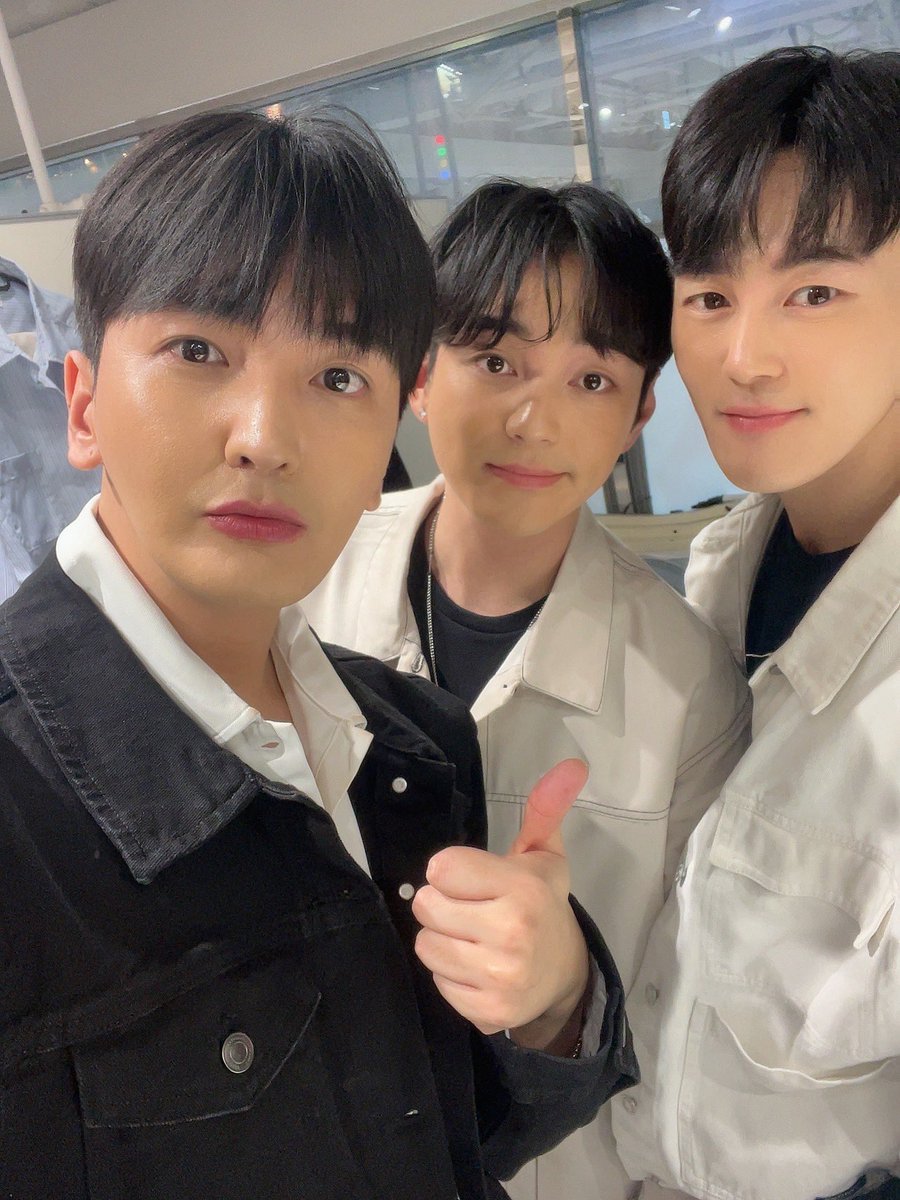 LU4USOFFICIAL's tweet photo. 遅くに本当にすみません.LUKUSです。
2nd どうでしたか？楽しかったしですか？ 寒いので風邪に気をつけてください。サッカー始まりましたね!!!明日はお休みです。12/20 Christmas特別イベントがありますので、ぜひ見に来てください!!! 
 #LU4US #동현 #효야 #지니 #가수 https://t.co/GTMMW2cwmb
