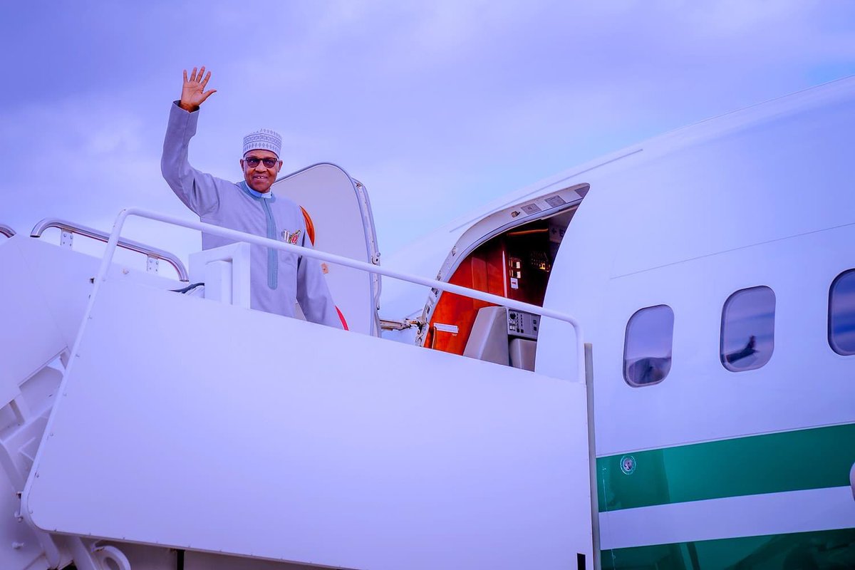 Opetuyii's tweet photo. Captains and crew members of @NigAirForce NAF 001) celebrating the President @MBuhari’s 80th birthday while on their way back to Nigeria after his successful participation in the US-Africa Leaders Summit, in Washington DC.
#PMBAt80 https://t.co/8BfltJbbht