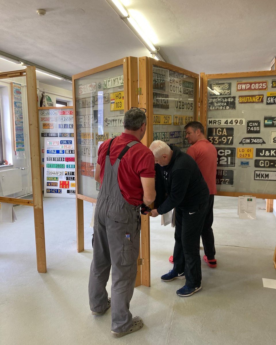 Schildermuseum's tweet photo. Viele  Grüße zum 4. #Advent mit ein paar Bildern vom letzten Arbeitseinsatz im Oktober im  #Museum im #Erzgebirge, wo über 20 Vitrinen überarbeitet, bzw. neu erstellt wurden. https://t.co/2Ekm1GxIRa