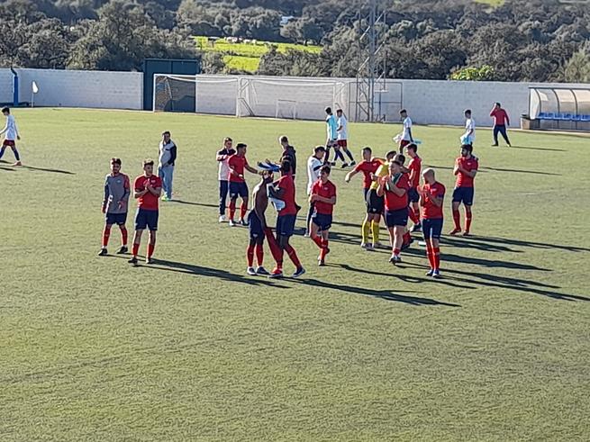 Hoy el San Mamés de Aroche derrotó por primera vez al filial del Decano 1-0. Lo de Tejero y sus muchachos del ArocheCF es increíble. 
Gracias por esta primera vuelta!