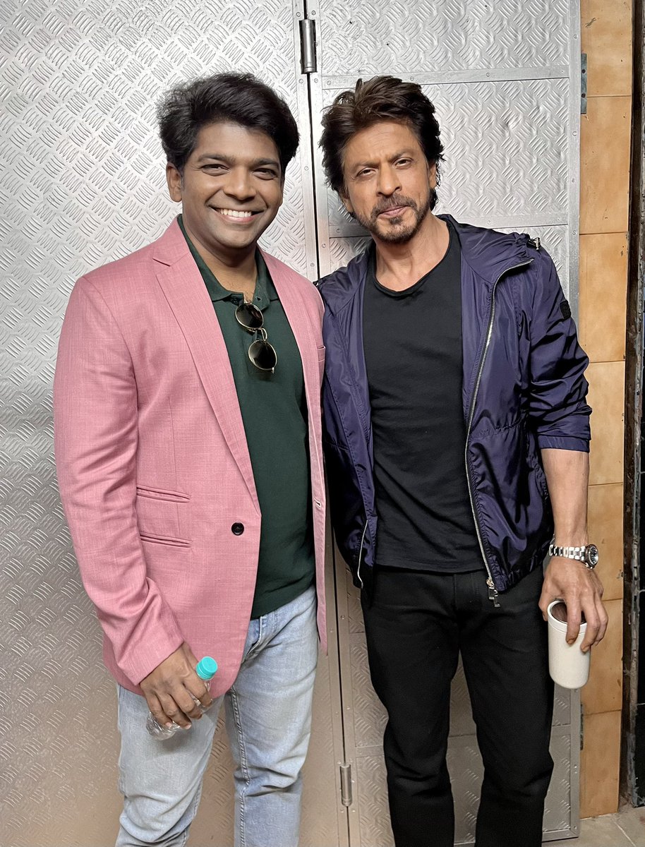 The smile says it all 😊😊😊 

Thank u so so so much @iamsrk for all the praises , encouragement and love . I will never forget this moment ❤️❤️❤️

#shahrukhkhan #shahrukhkhanfanclub #srkfan #srkfanclub #sumedhshindemimicry #sumedhshindey