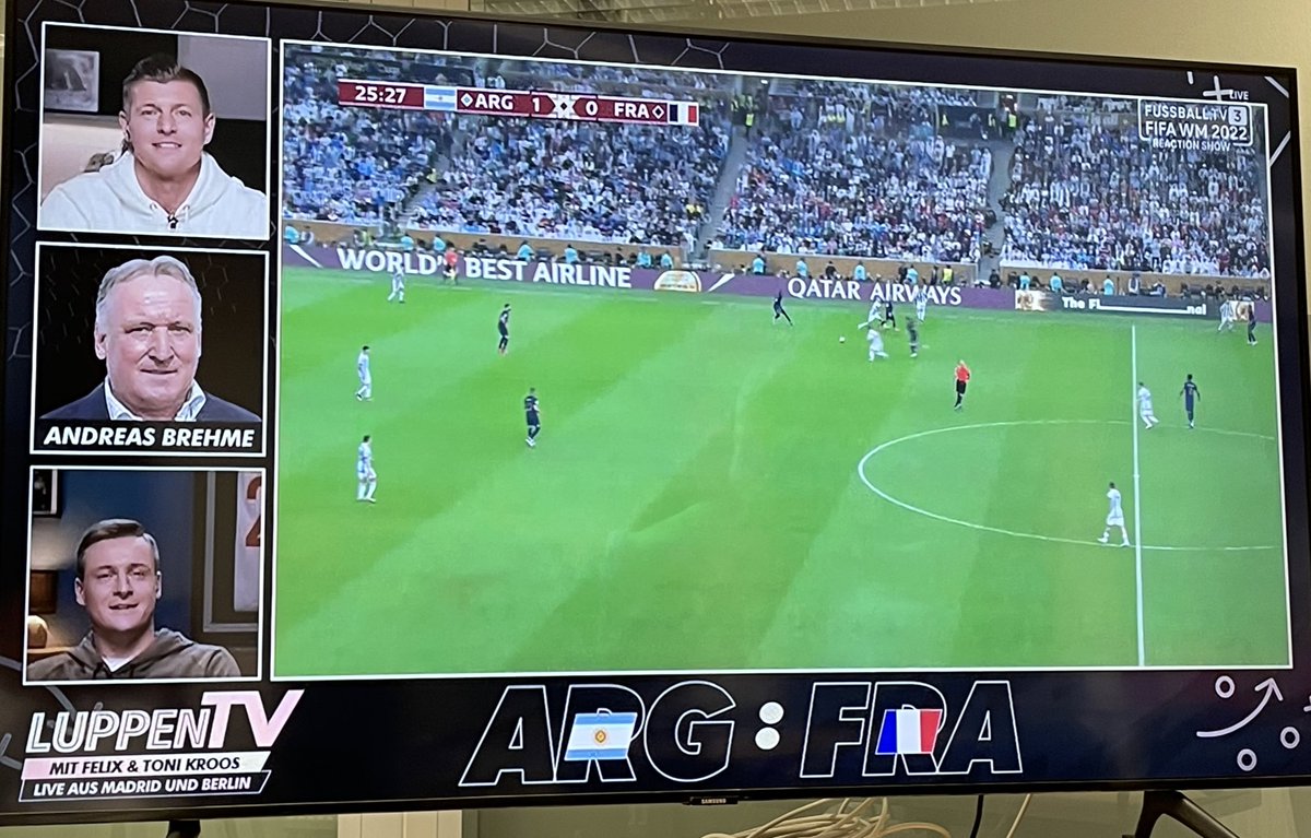 KPsotta's tweet photo. Genau der richtige Gast zum richtigen Zeitpunkt. 1990-Elfmeter-Held Andreas Brehme bei #LuppenTV mit @ToniKroos und @felixkroos18 - Brehme und Toni verstehen den Pfiff nach Dembélés Foul an Di Maria https://t.co/k5Sxle7qkq