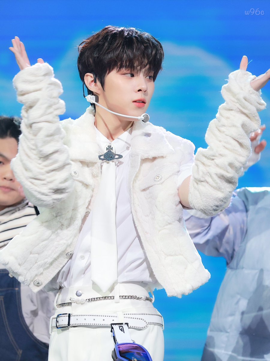 twooshin's tweet photo. draped in the color white, i was given the chance to perform and was beyond thrilled that switch could make it to the stage of 2022 KBS Song Festival: y2k. let me know how was the stage on a scale from one to ten? to me, it was such a fun way to end this year. https://t.co/AOFWnKMk0u