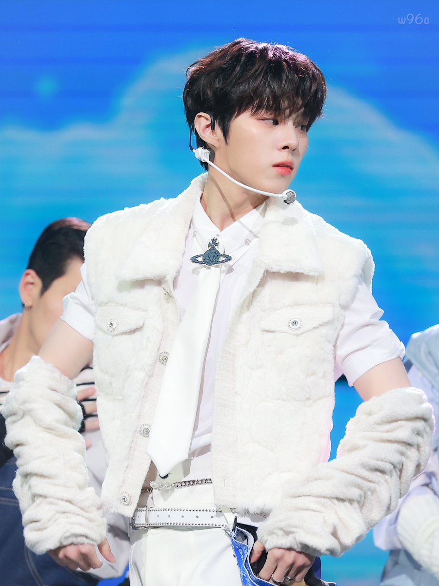 twooshin's tweet photo. draped in the color white, i was given the chance to perform and was beyond thrilled that switch could make it to the stage of 2022 KBS Song Festival: y2k. let me know how was the stage on a scale from one to ten? to me, it was such a fun way to end this year. https://t.co/AOFWnKMk0u