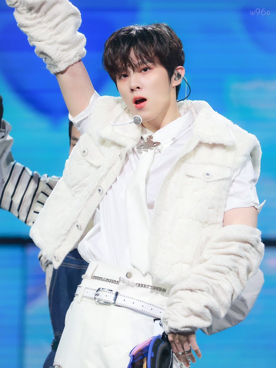 twooshin's tweet photo. draped in the color white, i was given the chance to perform and was beyond thrilled that switch could make it to the stage of 2022 KBS Song Festival: y2k. let me know how was the stage on a scale from one to ten? to me, it was such a fun way to end this year. https://t.co/AOFWnKMk0u