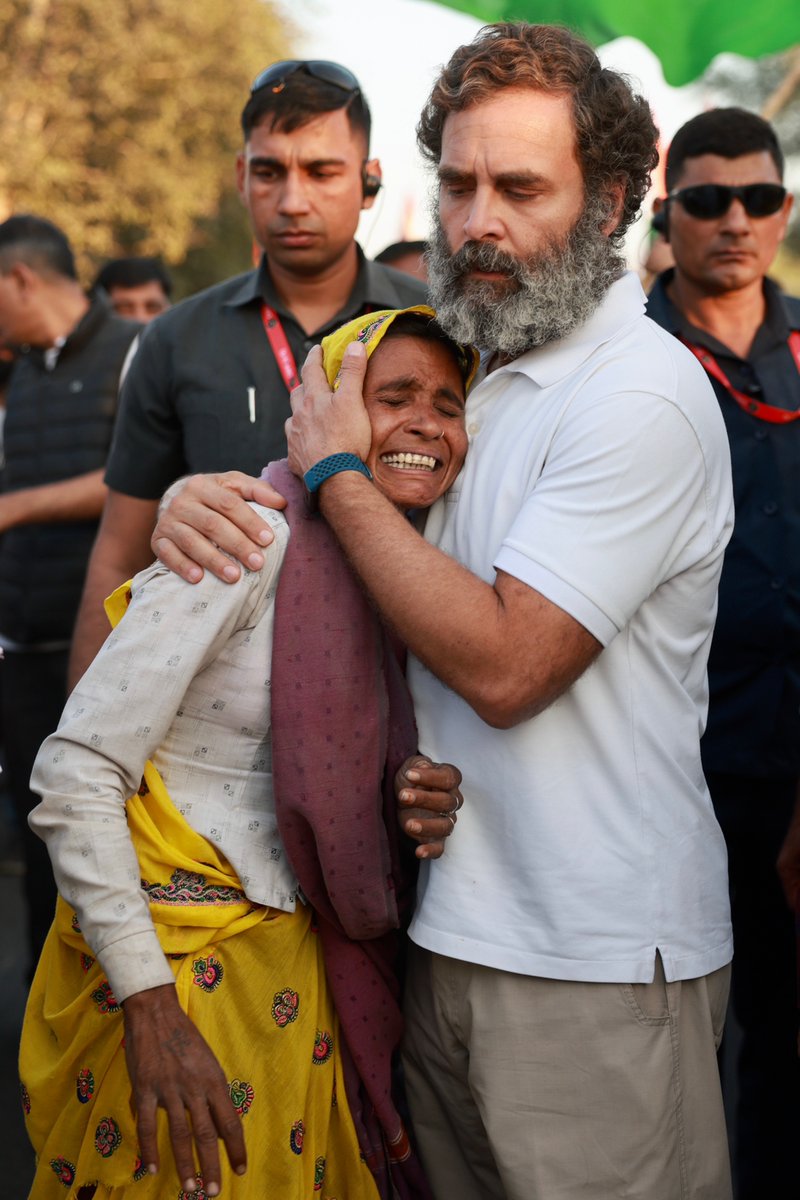 bharatjodo's tweet photo. बदलेंगे आंसुओं को मुस्कान में! 

#BharatJodoYatra https://t.co/r2DyhigIAD