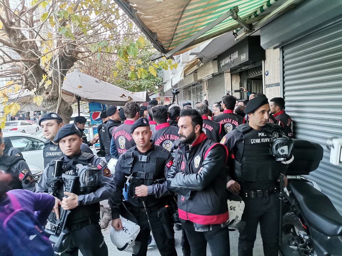 İzmir'de BMG, HDP, HDK, TJA, TUHAY-DER olarak savaşa ve tecrite karşı gerçekleştireceğimiz yürüyüşe polis saldırdı. Aralarında BMG'lilerin de olduğu çok sayıda kişi gözaltına alınırken, polis DBP önünde gözaltılara ilişkin yapılan açıklamaya da saldırdı.
Baskılar bizi yıldıramaz!