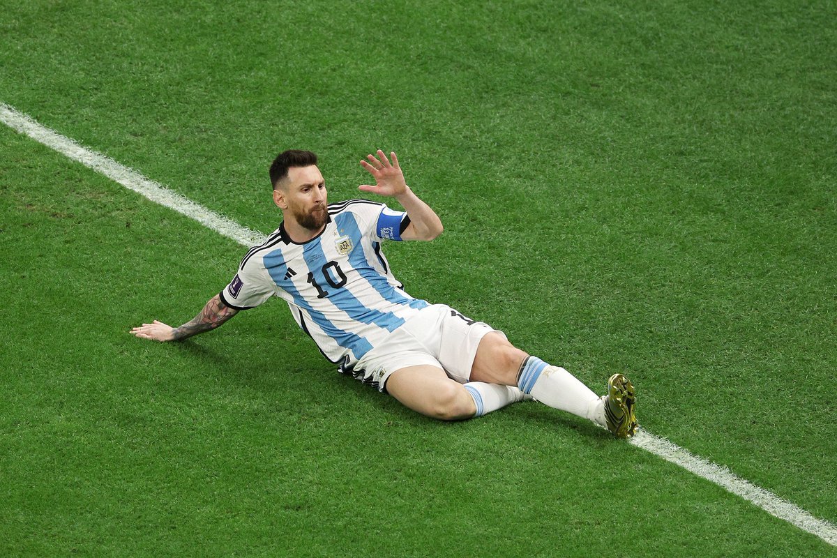 Lionel Messi devient le premier joueur de l'histoire à marquer en phase de groupes, en 8es, en quarts, en demies et en finale d'une édition de Coupe du Monde.
#FIFAWORLDCUP #QATAR2022 #ARGFRA #ARG #MESSI