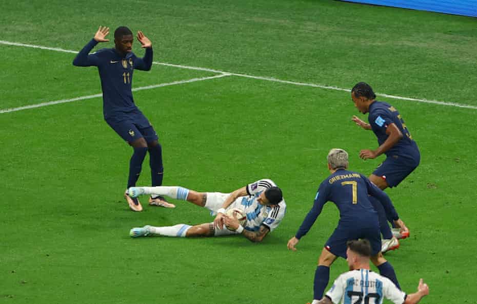 usetvgof's tweet photo. Angel Di Maria goes down under the softest of soft challenges from Ousmane Dembele https://t.co/R6ruhzfOCQ