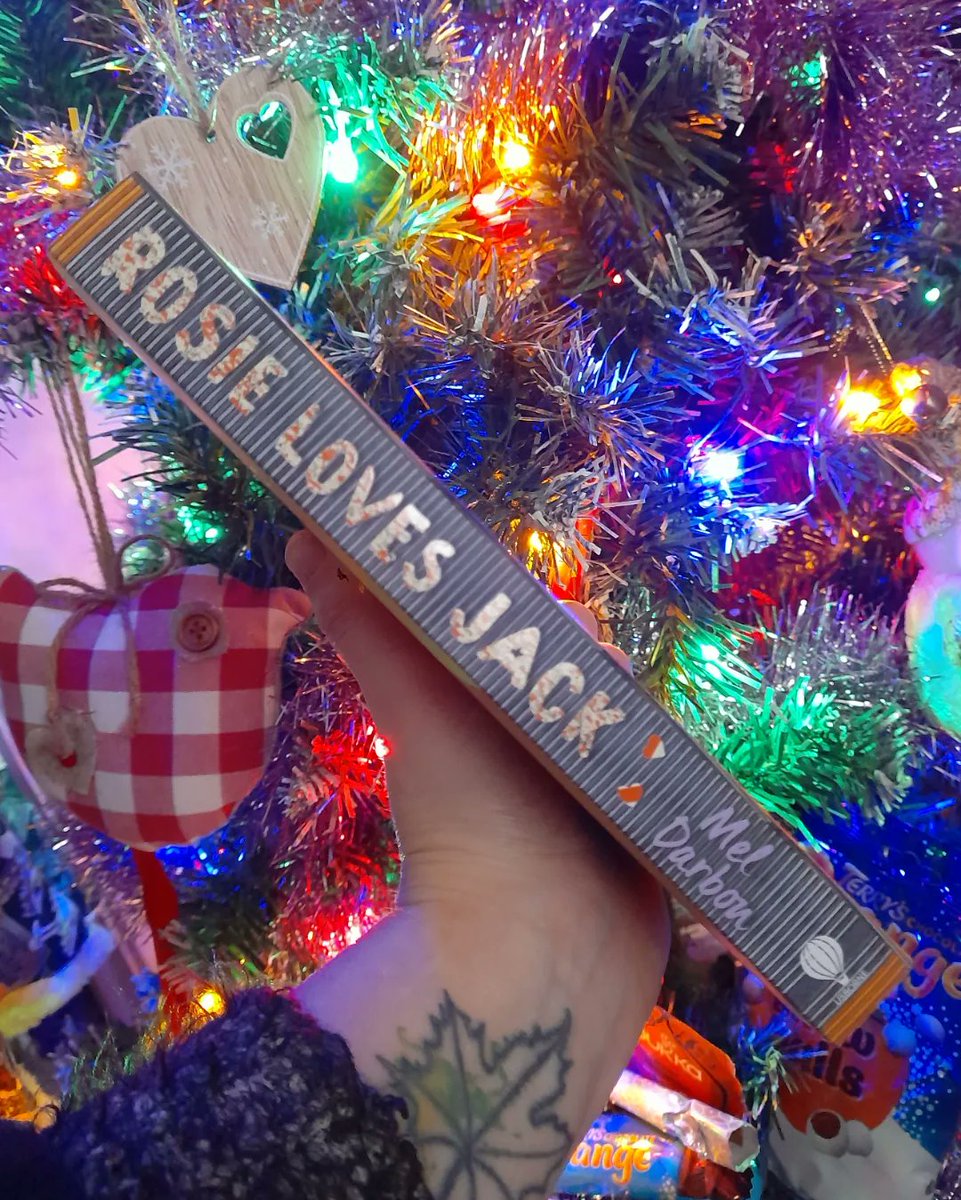 FinlaysonPalmer's tweet photo. Another fantastic book box from @MagicStarBooks for December 📚🎄🍬

This one includes a copy of Rosie Loves Jack by the lovely @DarbonMel 😊

#RosieLovesJack #MelDarbon #Usborne #booksubscriptionbox #booksubscription #MagicStarBooks #christmas #YA #UKYA #youngadultbooks #reading https://t.co/ZfIqvgCjtx