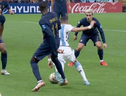 Es penal clarísimo, pero los de siempre te intentarán hacer creer que es un robo.