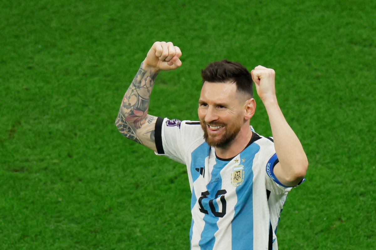 The first player to score in every knockout stage in men's World Cup history

None other, Lionel Messi 🐐