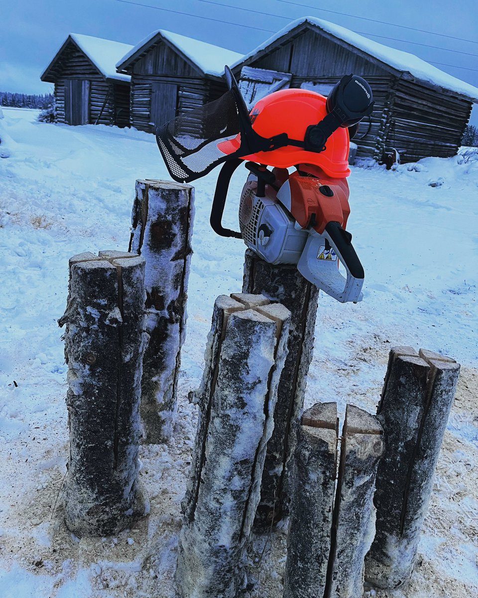 MarkoPyy's tweet photo. Markon osuus joulun kynttilöihin suoritettuna. Mietin että millainen rikos se näitä nykyään on polttaa taajamassa? #joulu #pienhiukkaset #jätkänkynttilä https://t.co/HrqaLSLfJN