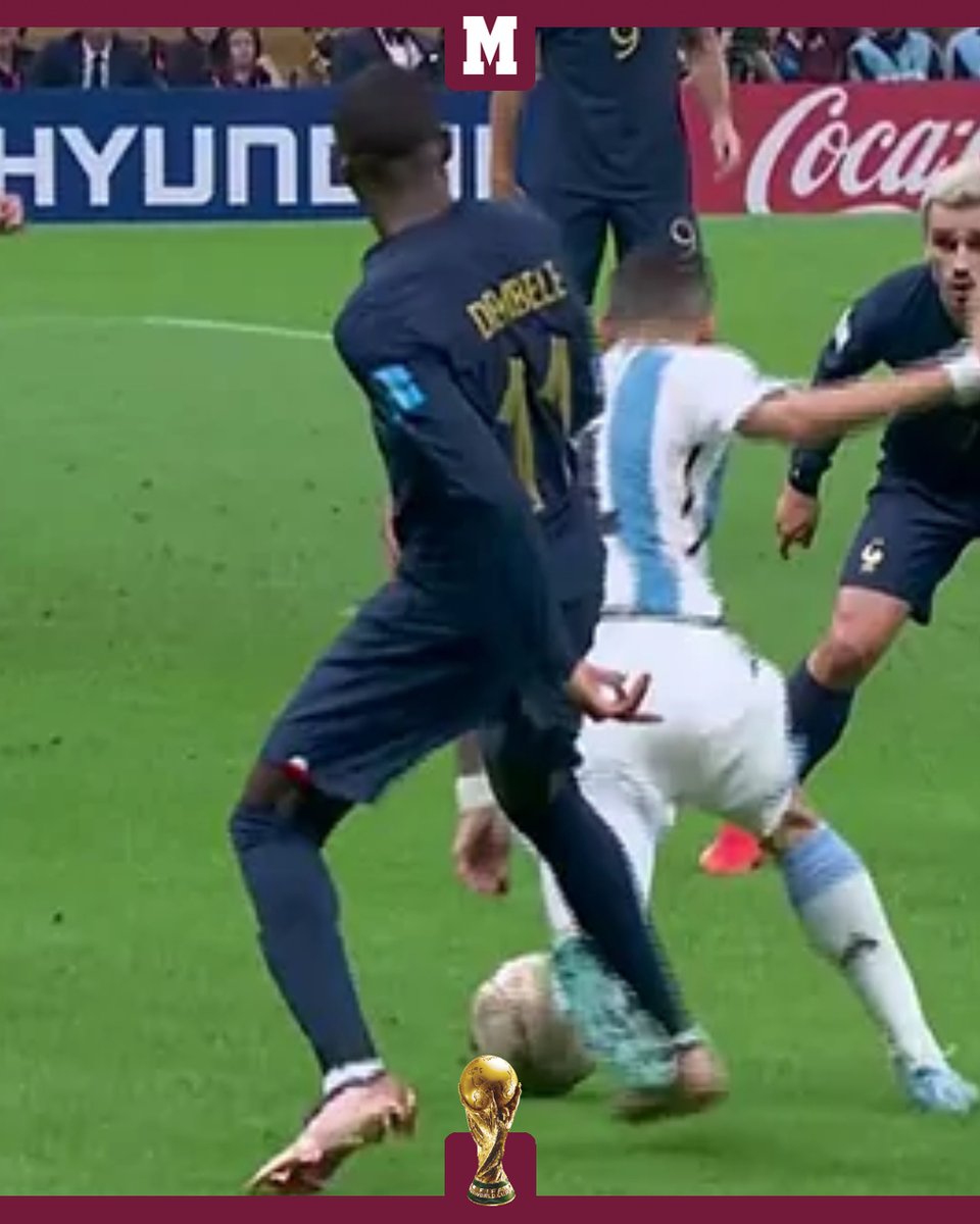 marca's tweet photo. 🚨🚨🚨 La imagen de #LaPolémica. 

"Acierta Marciniak, penalti claro de Dembélé sobre Di María" dice Pérez Burrull, árbitro de @RadioMARCA 

https://t.co/8QytGDWdkL  

#FIFAWorldCupFinal #Qatar2022 https://t.co/qmcpG5Nzq3