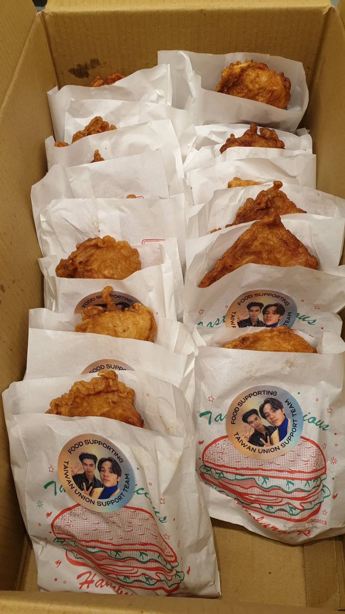 ONFMTPunionSPT's tweet photo. Part.3 12/18 晚餐後臺食物應援
FM上提到想吃小籠包？怎麼可能沒有😆有雞排、排骨炒飯、小籠包、甜湯、水果和果汁等等，希望大家吃的開心同時又營養均衡！

#OhmNanonFMTP2022 https://t.co/rACZyMRAUA