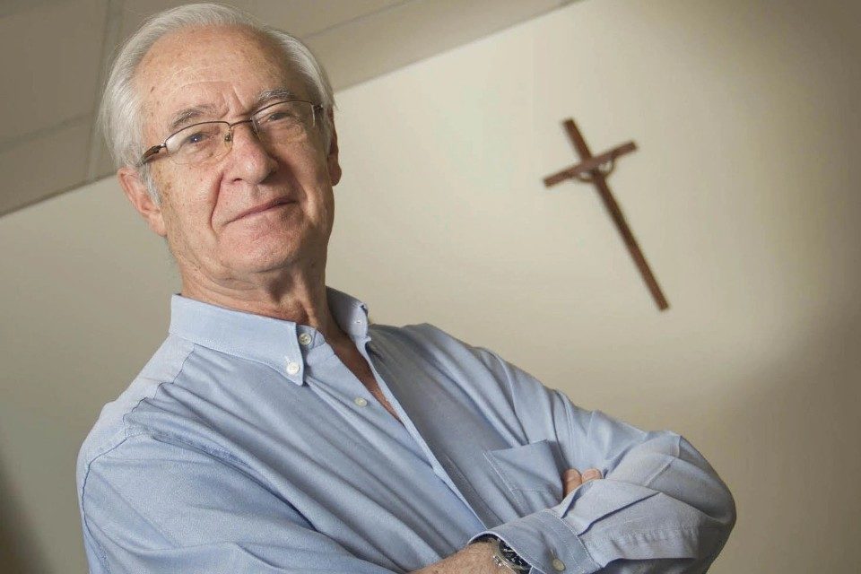 Desde <a href="/DVC_VE/">Dividendo Voluntario para la Comunidad</a> felicitamos al sacerdote venezolano y amigo de esta organización Luis María Ugalde, S.J. por celebrar este mes sus 84 años de edad. Ugalde, teólogo e historiador jesuita, es asimismo una de las conciencias educativas más importantes del país.