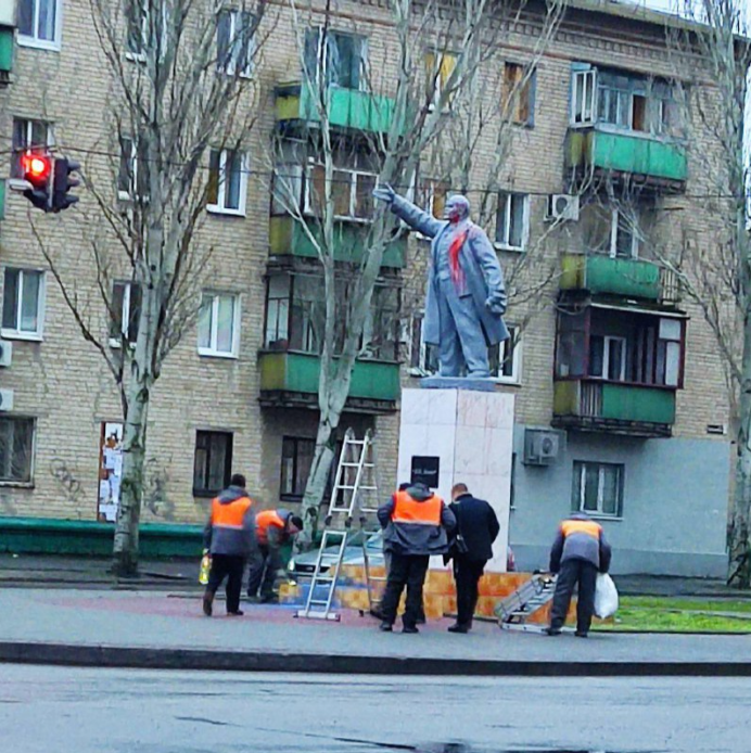 SebaGobert's tweet photo. La statue de Lénine récemment replacée sur son piedéstal dans Melitopol occupée (belle promesse d'avenir que de ressortir un monument soviétique d'un hangar poussiéreux, à propos) a été aspergée de peinture rouge. 

#lookingforlenin https://t.co/YW7zonrLYK