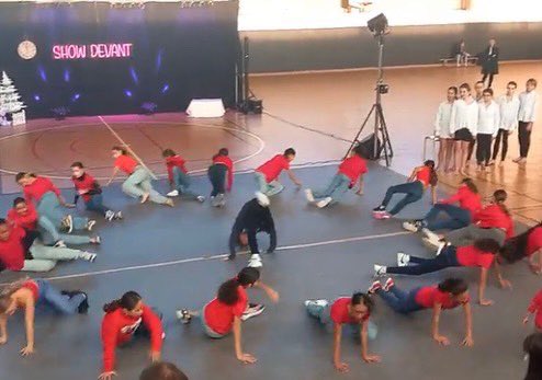 jaouen_claire's tweet photo. Extrêmement fière de mes 50 danseurs qui ont offert un spectacle de noël aux habitants du quartier..spectacle devant 800 personnes ! Bravo pour votre investissement un samedi de vacances, vous étiez magnifiques!!@ClgGenevoix @AcademieNice @NatachaChicot https://t.co/uuE37zye3z