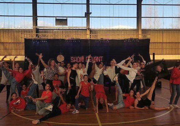 jaouen_claire's tweet photo. Extrêmement fière de mes 50 danseurs qui ont offert un spectacle de noël aux habitants du quartier..spectacle devant 800 personnes ! Bravo pour votre investissement un samedi de vacances, vous étiez magnifiques!!@ClgGenevoix @AcademieNice @NatachaChicot https://t.co/uuE37zye3z