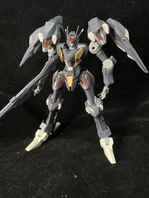 割とボリュームあるのと細かい関節あるから、ちょい時間かかったけど、合わせ目が全く出ない作りですごい。
メタリック系ガンダムマーカーで気になる部分だけ塗り塗りしました 