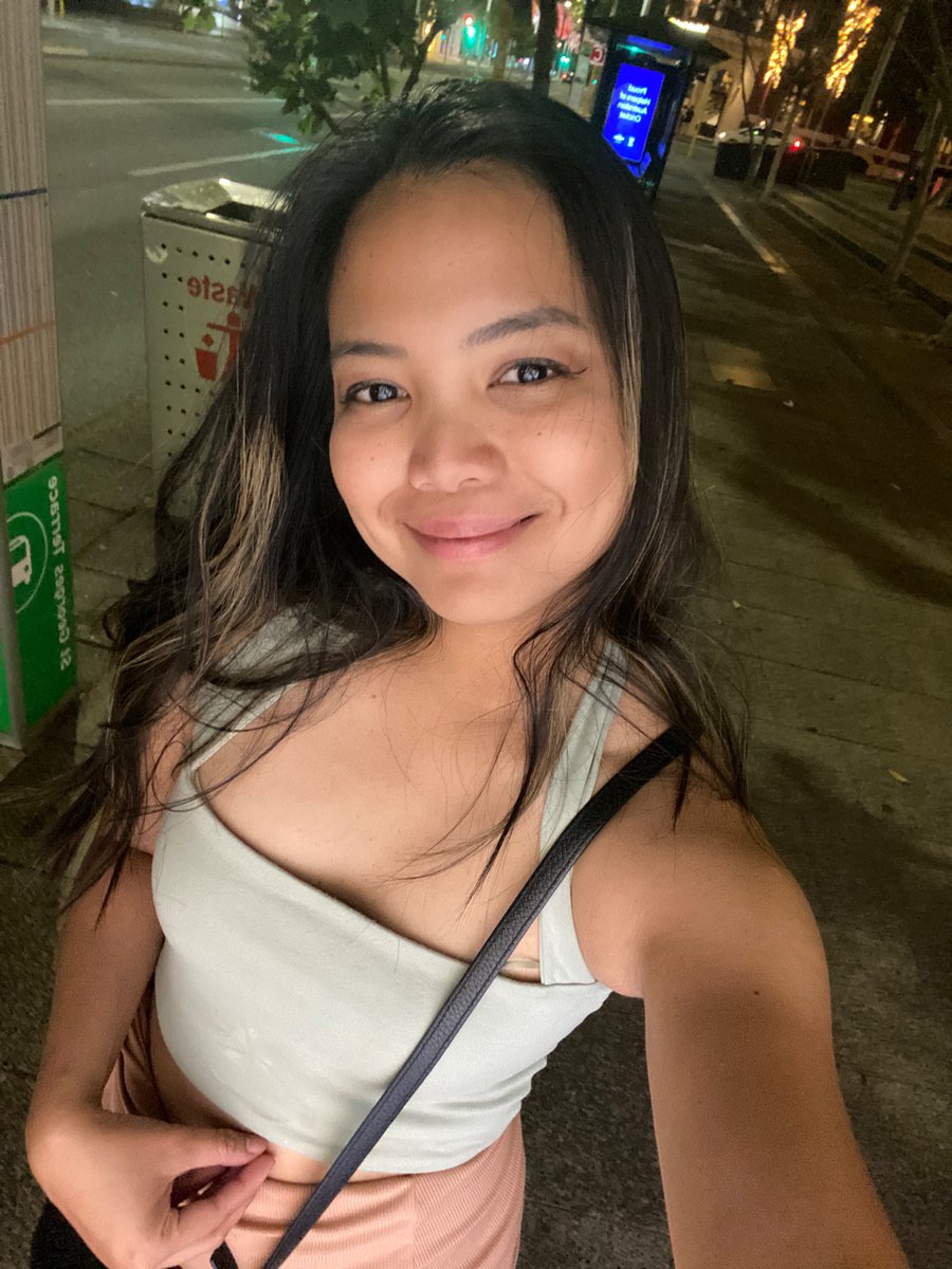 _kweenini's tweet photo. got annoyed dahil 5 mins late ang bus, pero nabawi ng bomb lighting sa bus stop ✨ https://t.co/mMwdEZQ5qQ