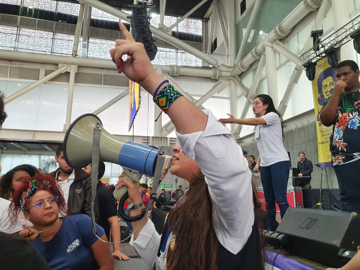 Avanzcol's tweet photo. "Que renuncie el Consejo Nacional de Juventudes. No queremos caprichos de aquellos que pretende seguir haciendo politiqueria y atacando a @GabrielaPossoR, no les sigan mamando gallo a las juventudes" se escuchan arengas en el recinto de plaza mayor en Medellín. #Respetenos https://t.co/oMEUJytoq6