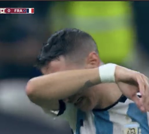 AleLiparoti's tweet photo. La emoción de Di María. https://t.co/jl4AALTY7O