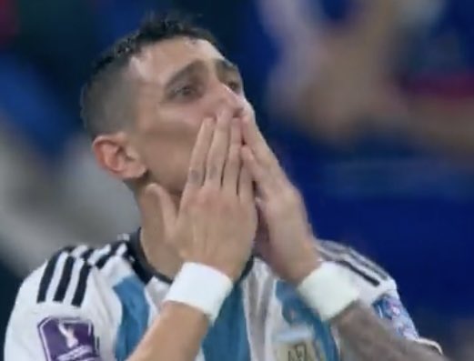 AleLiparoti's tweet photo. La emoción de Di María. https://t.co/jl4AALTY7O