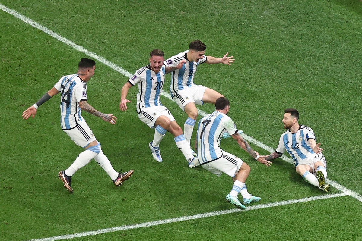 idextratime's tweet photo. #FIFAWorldCup 
HT : Argentina 2-0 Prancis

⚽ Messi 23' (P)
⚽ Di Maria 36'

Gimana bung? https://t.co/OVH1fPKhrL