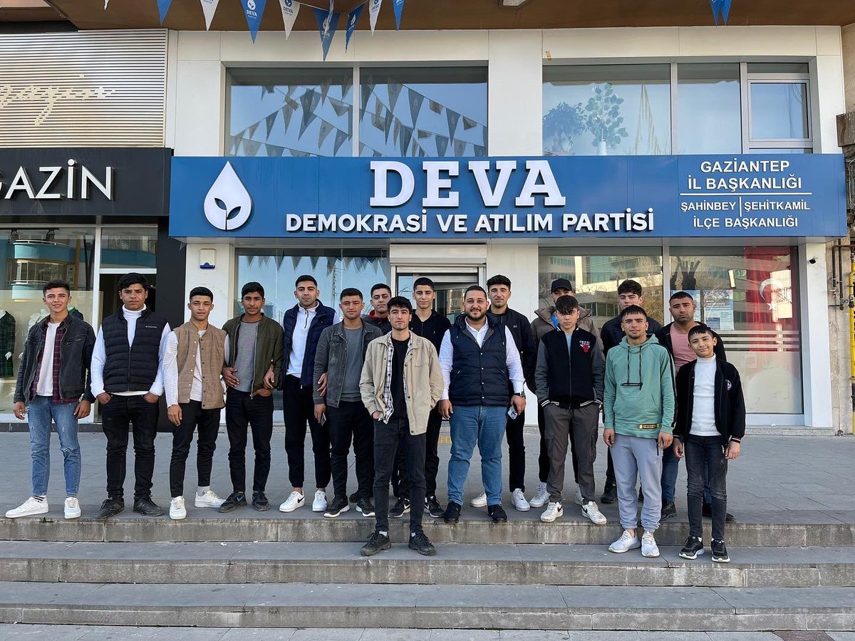 gencdevagantep's tweet photo. Bugün, il binamızda gençlerimizle bir araya gelerek Türkiye’nin bugününü, yarınını ve Deva’yı konuştuk. https://t.co/wJtDspzRF8