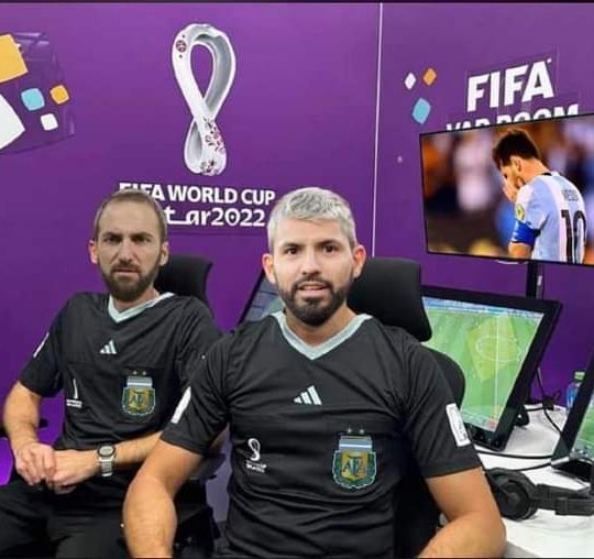 Saffety_Boy's tweet photo. Desde el VAR , señalaron que fue penal, lamentablemente las cámaras no grabaron, pero fue penal.
#FIFAWorldCupQatar2022
#robodelsiglo
#FIFACORRUPCION https://t.co/rR9GHcVWpQ