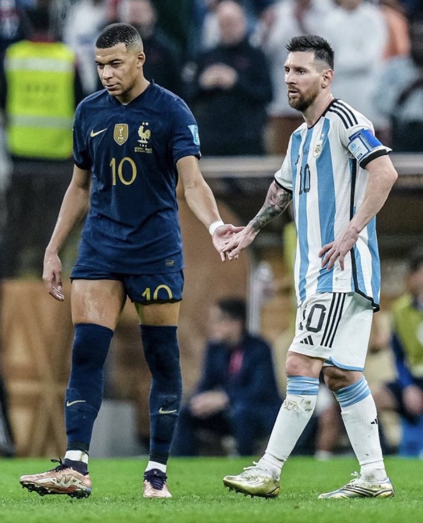 Dhruvin__DL's tweet photo. What a game! 🇦🇷 vs 🇫🇷 

#FIFAWorldCup #argentina #France #messi #KylianMbappe https://t.co/ABumvDqzVR