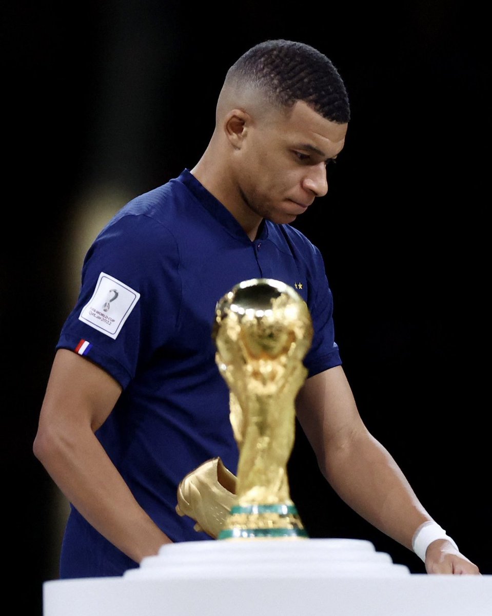 Qué jugador! Por supuesto no está contento pero a sus 23 años , es campeón y subcampeón de la Copa del Mundo. Máximo goleador de este Mundial y un futuro impresionante! Le hacen falta 4 goles para convertirse en el máximo goleador. El trono está en buenas manos