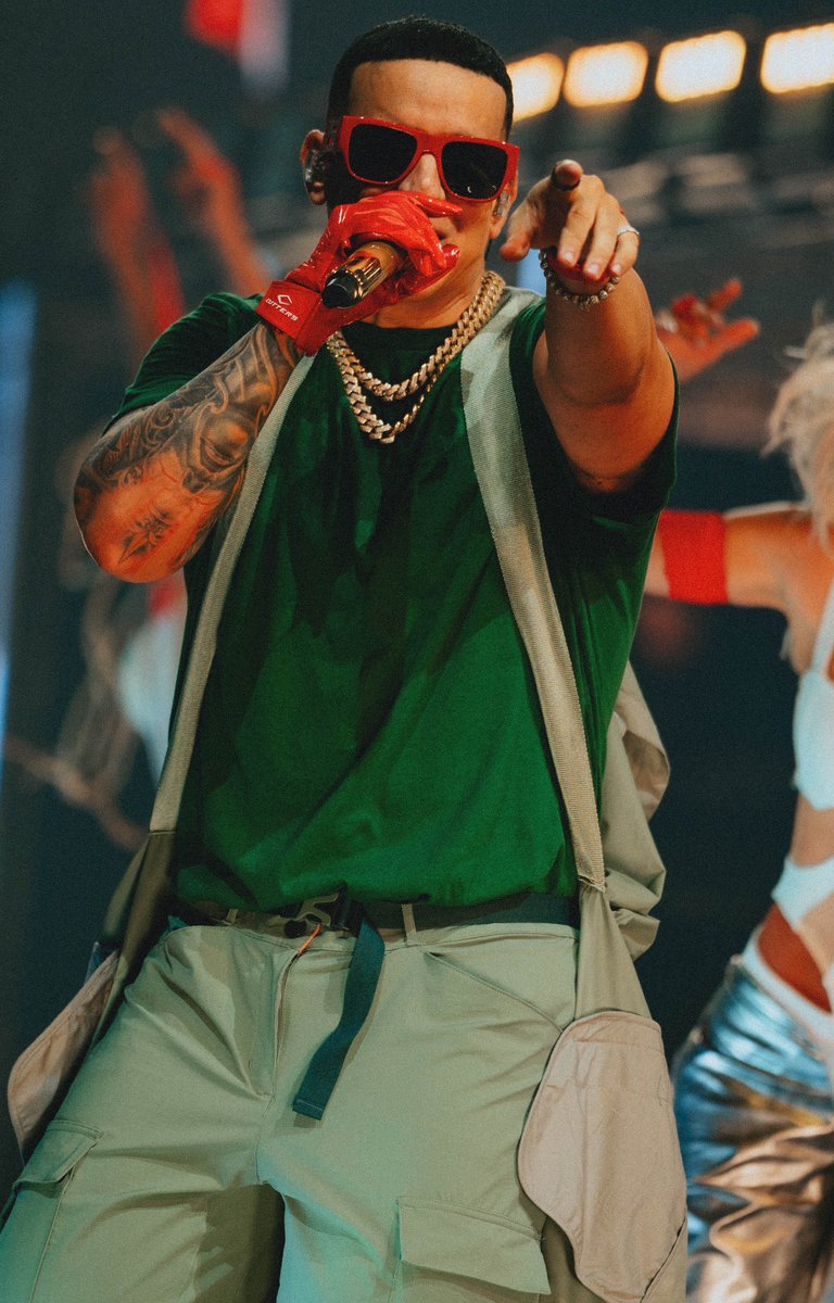 daddy_yankee's tweet photo. Florida! Hoy nos vemos y que empiece la cuenta regresiva para el fin de La Ultima Vuelta de este, su servidor. ❤️‍🔥🔥 

#LaUltimaVueltaWorldTour https://t.co/WkbAQ1Bweu