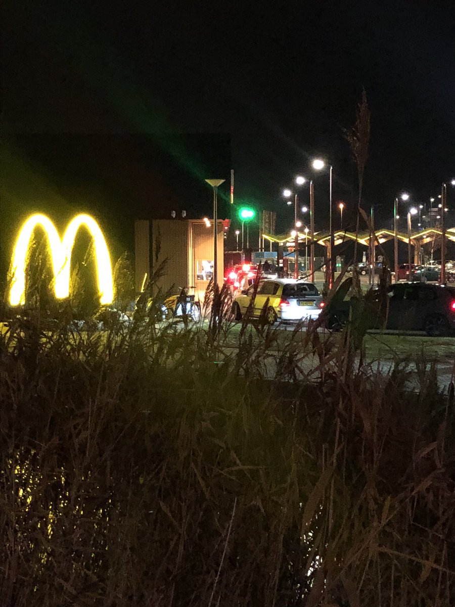 Harnaspolder's tweet photo. Lekker warm in de file bij de fastfoodketen die het zonder gasaansluiting frituurt, terwijl de klanten continue fossiele brandstof verbruiken. Zo doen we dat op het randje van duurzaam Midden Delfland. https://t.co/YAxiMfOVZQ