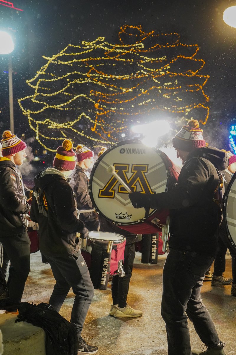 Who's going to make it out today and hang out with some rides, Santa, fantastic food and vendors and some Holiday Cheer on the last day of #Holidazzle today? We look forward to seeing you!