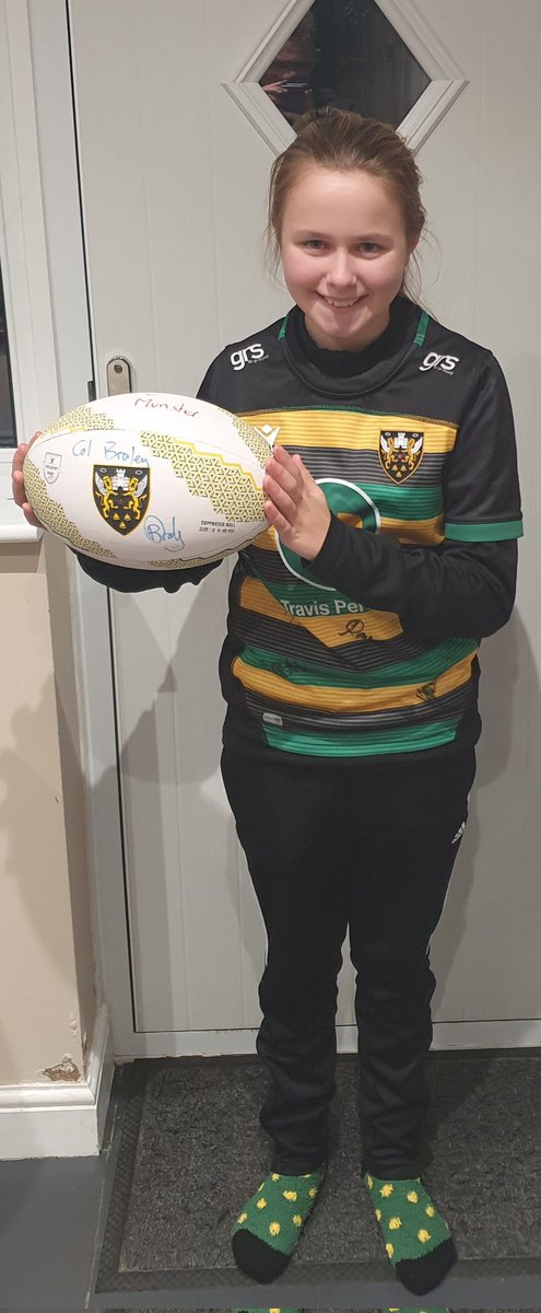 GarethBenger's tweet photo. After 2 years of waiting after games, 3 hours in the freeing cold and getting wet at the end. All made worth while for this special moment. Thank you @CallumBraley for making this girls Christmas come early. @SaintsRugby https://t.co/nDS6AO6qS1