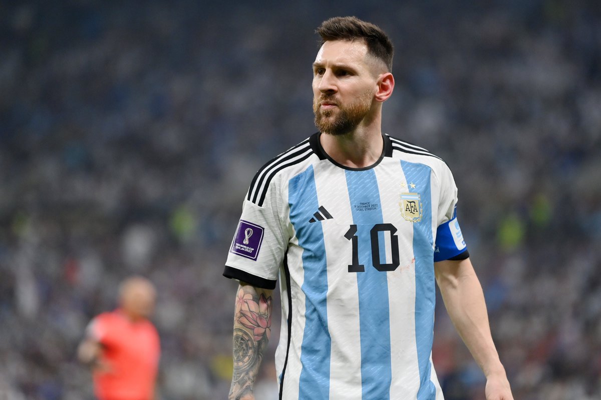 🇦🇷⚽️12 goles
🇦🇷⚽️8 pases gol

Desde que se recopilan todas las estadísticas (1966), nadie contribuyó a tantos goles de su equipo en Mundiales.

Se llama Lionel Andrés Messi. Es la rutina de lo extraordinario.
