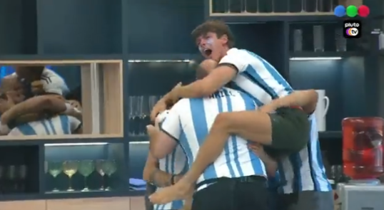 ElLauchaOkey's tweet photo. ¿Cómo no queres que NO LO AME?. Miralo al primo COLGADO de Ariel ajajjaja DIOS #GH2022 https://t.co/E5QhQVVuZE