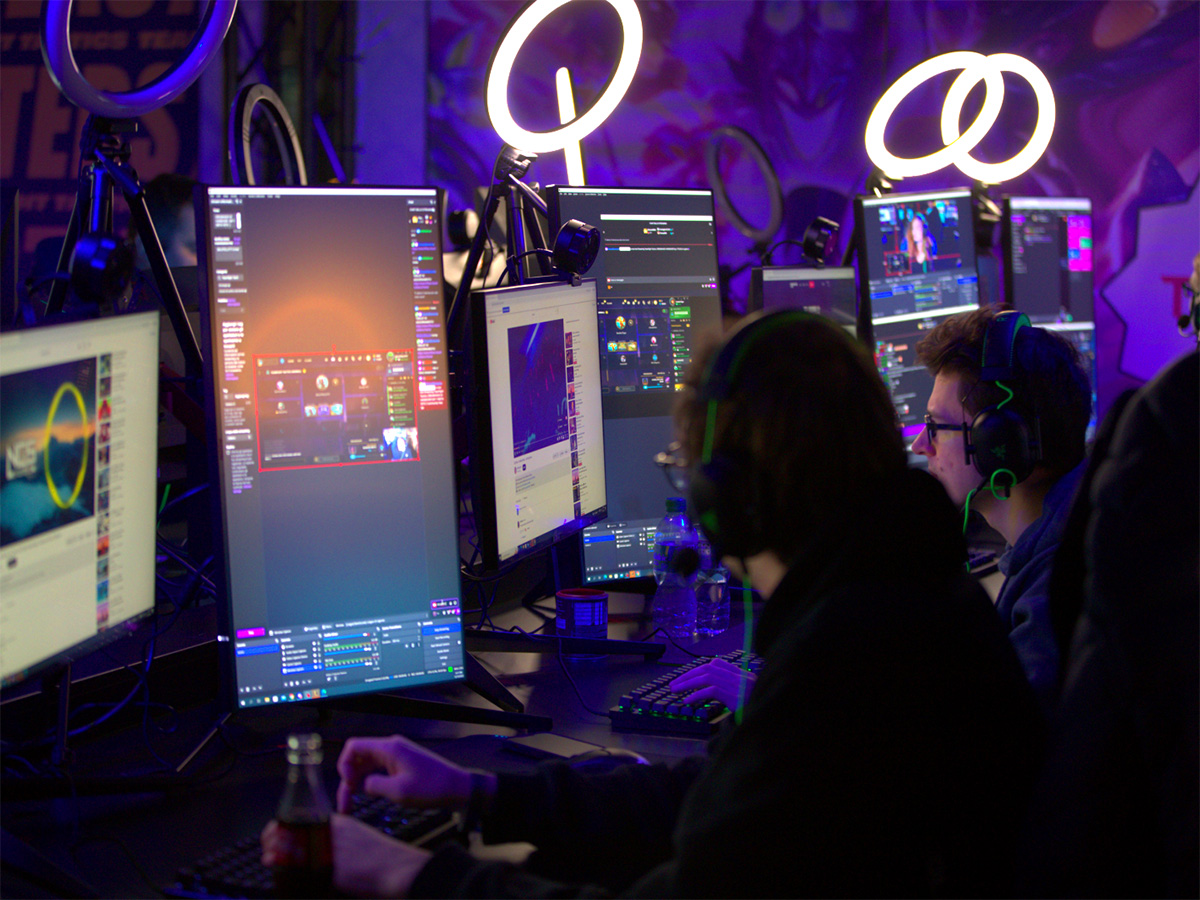 AGONbyAOC's tweet photo. So far we're having a great time at @dreamhackde
Between the Freeplay Area, the Retro Games section, and the big stages for featured matches, we're glad we can celebrate with you guys and have a good time at the event with our monitors 💛
#DHPerformancerun https://t.co/BtX8LpghWQ